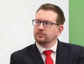 埃隆·马斯克在辱骂凯尔·斯塔默（Keir Starmer）为帮派拉帮结派后，被告知要“专注于美国”