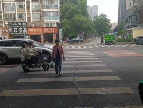 路口旁有2所学校却无红绿灯，车流较多居民担心安全，长沙交警：已上报情况