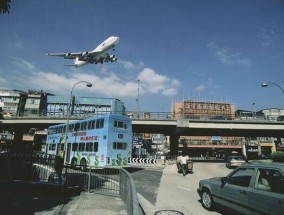 飞机在“世界上最可怕的机场”飞过街道