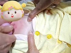 成都一理疗馆给6个月婴儿刮痧引争议，店长哽咽：应家长要求免费刮痧，感觉里外不是人