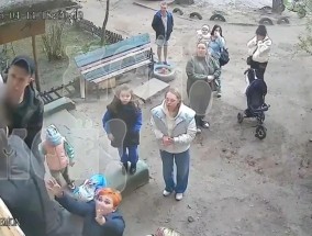 俄罗斯2岁女童全裸被锁家中，靠喝马桶水存活4天获救