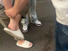 男子脚踩手机偷拍女生裙底，被两名小哥当场擒住！被抓后不停求饶……