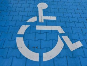 当政府宣布使用停车许可证是“非法的”时，蓝色徽章警告