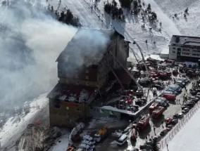 土耳其大火：令人震惊的时刻，大火撕裂了滑雪酒店，造成76人死亡，客人被迫跳楼