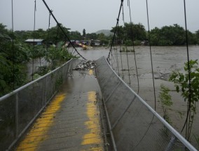 热带风暴“萨拉”席卷洪都拉斯北部海岸，预报称将引发山洪和泥石流