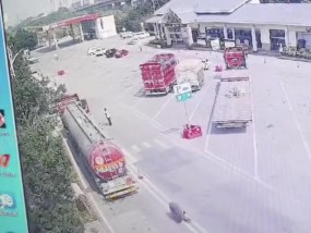 货车轮胎脱落滚入服务区致女子被撞倒身亡，律师：司机负直接责任，雇主承担民事赔偿