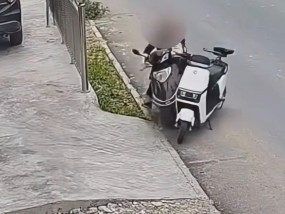 揭阳老人骑车睡着撞路边车摔断6根肋骨，对方主动给两千，律师：老人主责，路边车次责