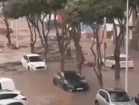 大加纳利岛的街道变成了汹涌的河流，洪水将汽车冲入大海