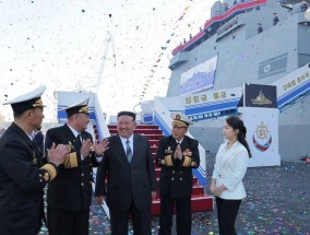 金正恩携女出席驱逐舰入水仪式
