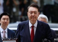 尹锡悦“脱衣躺地”，闹了两个多小时……