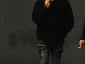 一名弱视男子“非常害怕”辱骂他的前女友，前女友曾往他眼睛里喷发胶