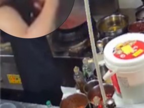 龙虾店后厨叼烟炒菜，当地监管部门回应