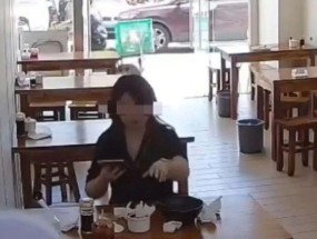 女子餐后将擦鼻涕纸扔进调料罐，上海涉事餐馆回应：已扔掉碗和罐子，她拒绝书面道歉