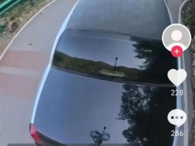 9米长林肯车堵瘫网红公路，车主回应