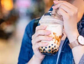 100万在越南开的奶茶店，盯上当地中产