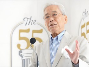把女主播当“礼物”？87岁“铁腕帝王”垮台