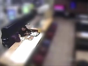 怪物殴打婴儿，导致他们残疾，一边嘲笑麦当劳，一边进行令人毛骨悚然的搜索